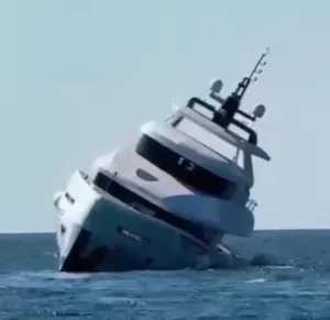 Home 41 Yacht di lusso sprofonda