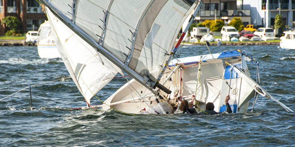 Cos’è la scuffia in barca a vela? Esempi e spiegazione 2 what to do if your boat capsizes